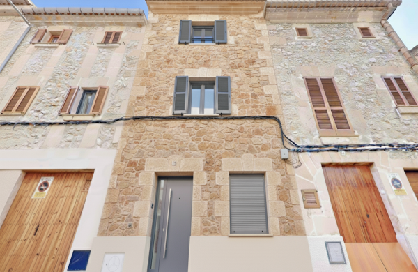 Townhouse in Pollenca Mallorca with large patio and renovation project